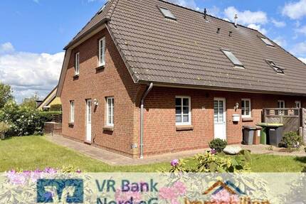 Attraktive Doppelhaushälfte mit zwei geräumigen Garagen in schöner Lage - Bredstedt