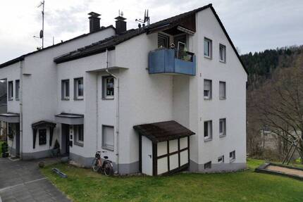 Wohnen im Grünen: Eigentumswohnung mit Terrasse und Balkon in Gummersbach