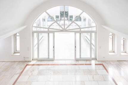 Wohnung zum Mieten in Düsseldorf Rath 2.500,00 € 329 m² - Düsseldorf / Rath