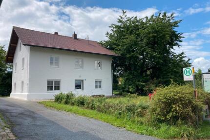 Frisch renoviertes Haus mit großem Garten - Tittling