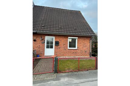 Doppelhaushälfte mit Carport im Ortskern von Erfde