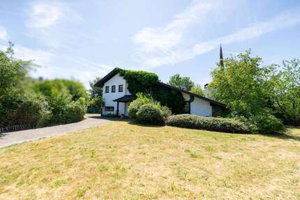 Haus zum Kaufen in Neustadt bei Coburg 360.000,00 € 245 m²