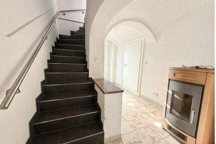 Reihenmittelhaus mit 182 m² Wohnfläche, 7 Zimmer und Einliegerwohnung, Innenhof, Garage, Stellplatz und PV in Floss zu vermieten - Floß