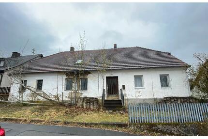 Sanierungsbedürftiges Haus mit großer Scheune & Garten - Guttenberg
