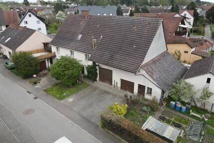 Bauernhaus mit großer Scheune - Garagen und weiteren Ausbaumöglichkeiten - Singen-Friedingen
