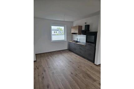 Moderne Dachgeschosswohnung mit neuer Einbauküche in ruhiger Lage - Bückeburg