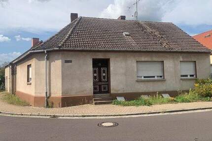 Renovierungsbedürftiges Wohnhaus mit Nebengebäude - Görzke