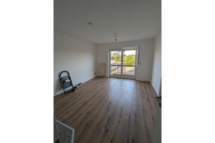 Helle 2 Zimmer Wohnung mit Balkon, Küchenzeile frei ab 01.11. - Saarbrücken West