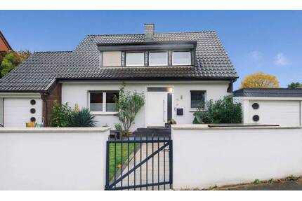 Freistehendes Einfamilienhaus in Meerbusch-Osterath mit Pool, Kamin und 2 Garagen