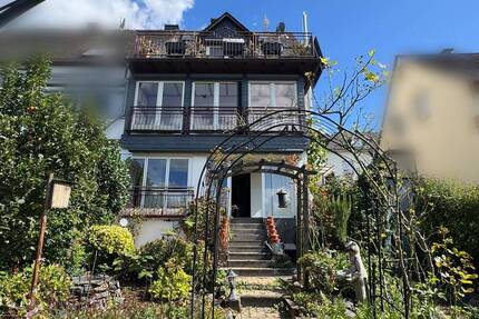 Modernisierte Doppelhaushälfte mit traumhafter Aussicht, liebevoll angelegtem Garten und Carport - Bullay