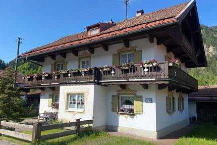 Charmantes Anwesen in Bayrischzell - Haus und Bungalow mit vielseitigen Nutzungsmöglichkeiten
