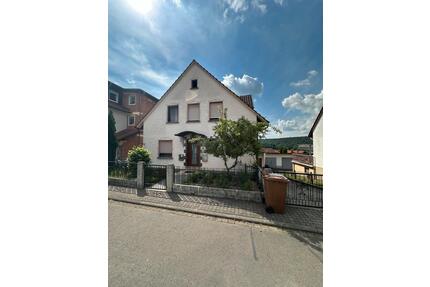 Zweifamilienhaus mit Nebengebäude und Garten - Biebergemünd