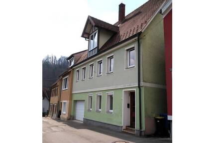 Einfamilienhaus mit Einliegerwohnung, Garage und Garten - Oberndorf am Neckar