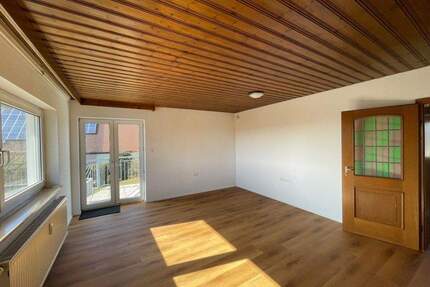 Natur pur! Schöne 2-Zimmer-Balkon-Wohnung mit Einbauküche & Garagenstellplatz in Sollenberg - Gräfenberg