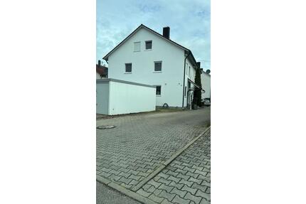 Doppelhaushälfte - 1.100,00&nbsp;EUR Kaltmiete, ca.&nbsp; 180,00&nbsp;m&sup2; in Burtenbach (PLZ: 89349)