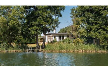 Sonniges Wassergrundstück mit Bootssteg (Rheinsberger Seenplatte)