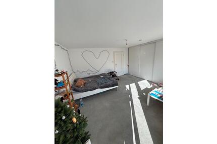 Große Zimmer im Haus - 1.100,00&nbsp;EUR Kaltmiete, ca.&nbsp; 56,00&nbsp;m&sup2; in München (PLZ: 81539) Ramersdorf-Perlach