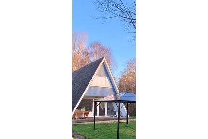 Nurdachhaus, Spitzdachhaus, Finnhütte, im Ostseebad Damp