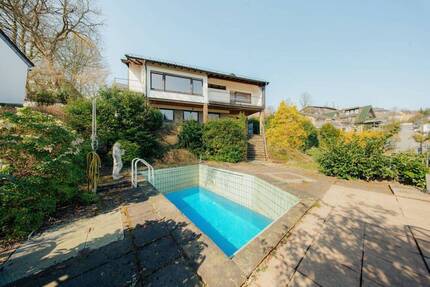 Freistehendes Einfamilienhaus mit Pool und Weitblick ins Grüne - Remscheid Süd