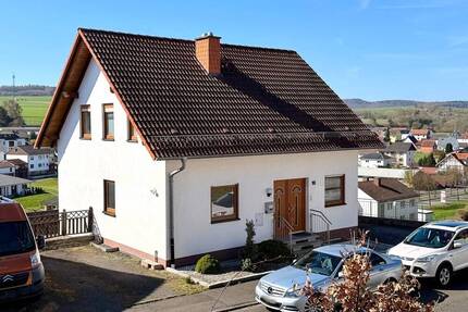 Ein- Zwei- oder Dreifamilienhaus in Ronshausen - mit Ausblick in guter Lage !!!