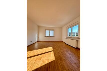 Attraktive 4 Zimmer Wohnung mit Echtholzparkett in Zuffenhausen - Stuttgart