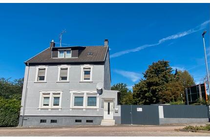 Freistehendes Mehrgenerationenhaus mit Nebengebäuden in Kirkel