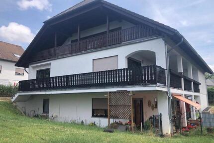 Nastätten-Ortsteil, großzügige Souterrainwohnung mit Freisitz