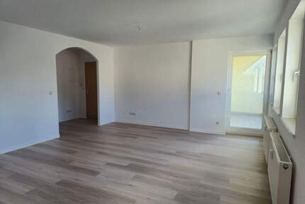 großzügige, renovierte 2-Raum-Wohnung mit Balkon im Herzen von Döbeln