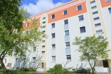 Preiswerte und renovierungsbedürftige 2-Zimmer-Wohnung im 4.OG mit Balkon - Lauchhammer