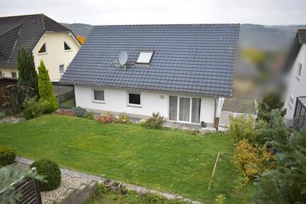 Privatverkauf in Kirn: Haus mit ELW, Fußbodenheizung & 2 Garagen