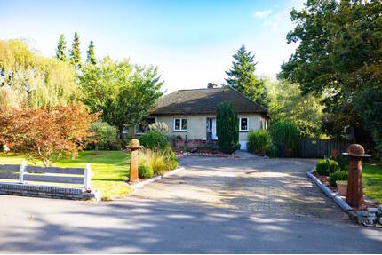 Vielseitiges Einfamilienhaus mit Wellnessbereich und Nebengebäuden - ideal für Wohnen und Arbeiten - Hennstedt