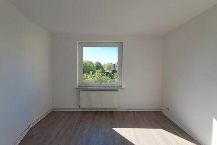 Anfragen NUR per E-Mail. Über den Dächern Bremerhavens – 3-Zimmer-Wohnung im 4. OG mit Balkon.