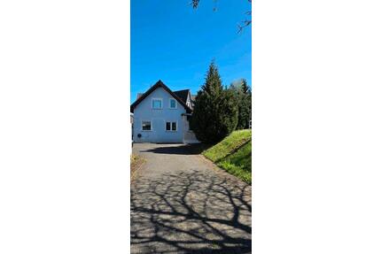 Einfamilienhaus mit Einliegerwohnung, Garage und Garten in Ürzig