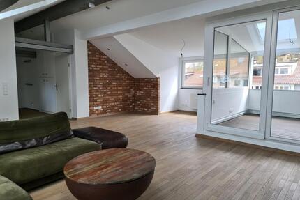 Exklusive 3,5-Zimmer-Dachgeschosswohnung mit Loggia, EBK und Stellplatz in Stuttgart