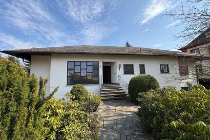 Von Privat: Großes Haus + 1.630 m² Grundstück mit Potenzial - Usingen