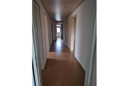 Helle 3-Zimmer-DG-Wohnung (80qm) mit Balkon, Klima & Stellplatz - Grettstadt