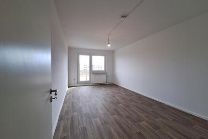 Ab 15.05.2026*Frisch renovierte 5 Zimmer-Wohnung im Hochparterre, 2 Bäder und Balkon! - Leipzig West