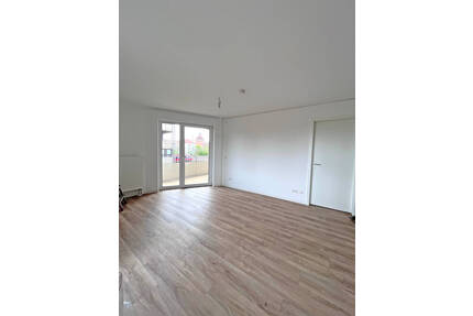 Seniorenwohnung direkt am Opernhaus: 2,5-Zimmer-Wohnung mit Loggia, Einbauküche und 24h-Service - Nürnberg Steinbühl
