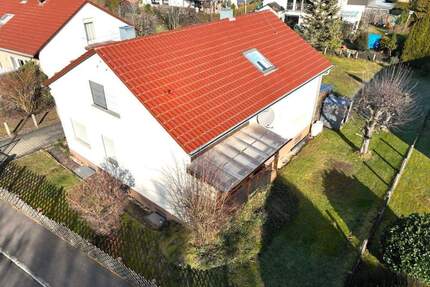 Ihr neues Zuhause hat einen Garten mit 700 m² Grundstück, und eine Wohnfläche mit ca. 132 m², 6 Zimmer - Göppingen Bezgenriet