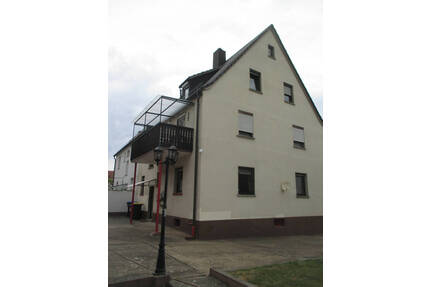 Dreifamilienhaus auf teilbarem Grundstück mit bebaubarer Teilfläche für ein weiteres Wohnhaus.Mögliche Jahresmieteinnahme 16.320,00 € in Bergrheinfeld