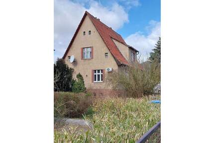 Im Alleinauftrag ! Viel Raum und Platz: Vielseitiges renovierungsbedürftiges Einfamilienhaus, zum kurzfristigen Bezug, - Schulzendorf