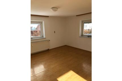 Frisch renovierte 3 ZKB Mietwohnung mit Garten & eigener Garage - Dietersburg