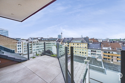 Luxuriöse 3 Zimmer Dachgeschoss-Maisonette-Wohnung mit Klimaanlage und kleiner Dachterrasse - Düsseldorf
