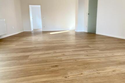 Exklusives Wohnen in renoviertem Zweifamilienhaus - Erdgeschosswohnung mit Zugang ins Grüne - Püttlingen