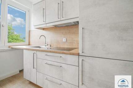 Sanierte 2-Raum-Whg mit Einbauküche, am Stadtrand von Neustadt: mit geschützter Loggia & Badewanne - Neustadt in Sachsen