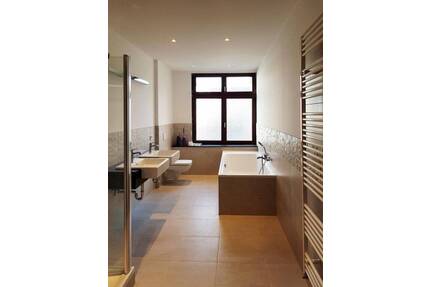 Stilvolle 4-Zimmer-Wohnung mit Badewanne, Dusche und Süd-Balkon in denkmalgeschütztem Altbau - Leipzig Zentrum-Nord
