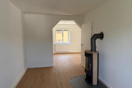 Hochwertig sanierte 3-Raum-Wohnung mit Kamin, EBK & Gartenanteil - Schneeberg