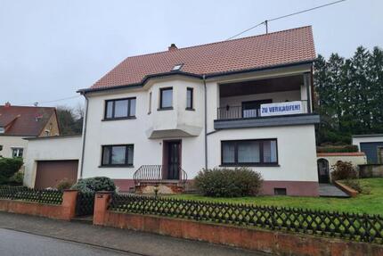 Großzügiges Villenanwesen mit Erkerfassade in Höhenlage von Neunkirchen
