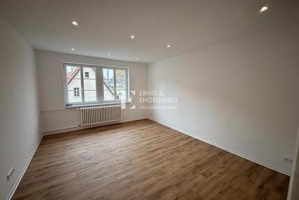 Frisch renovierte, lichtdurchflutete 2-Zimmer-Wohnung mit Dachterrasse in zentraler Lage (2. OG) - Kitzingen
