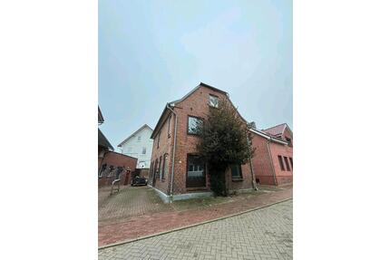 3 Familien Haus - 159.000,00&nbsp;EUR Kaufpreis, ca.&nbsp; 180,00&nbsp;m&sup2; in Burg (Dithmarschen) (PLZ: 25712)